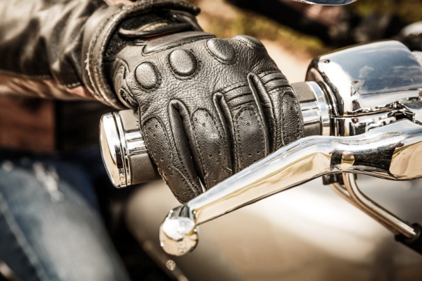 Consejos AMV para elegir bien los guantes de moto