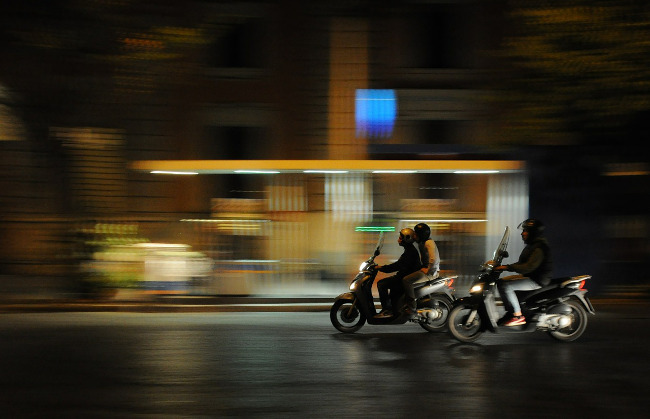 Consejos AMV para la conducción nocturna en moto