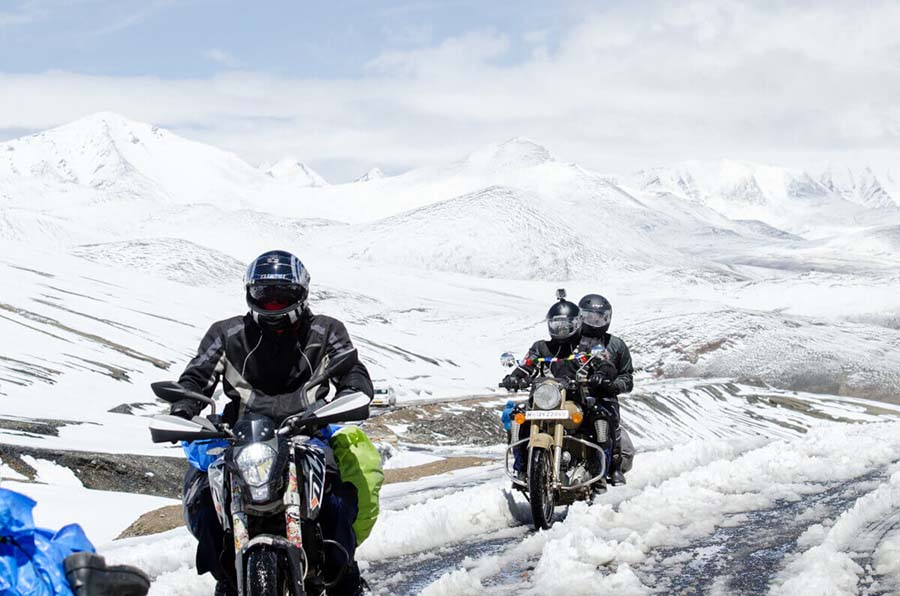 Cómo colocar el equipaje de invierno en una moto