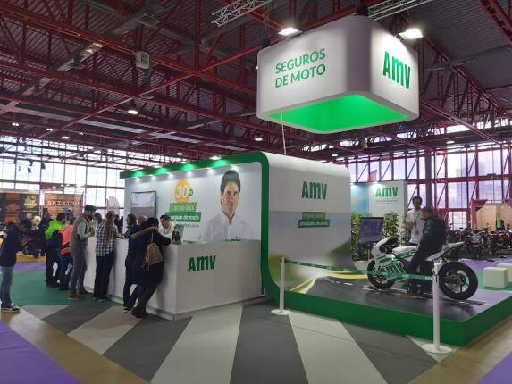 Visitantes del Motorama Madrid 2020 en el stand de AMV