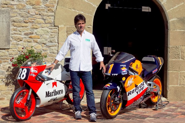 Álex Crivillé con sus dos motos campeonas