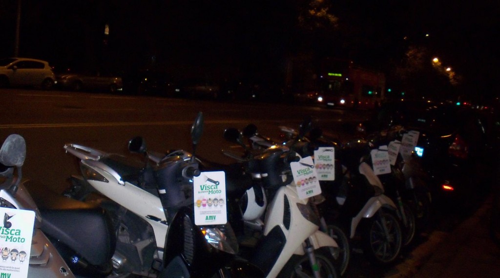 f Fila de motocicletas estacionadas durante la noche
