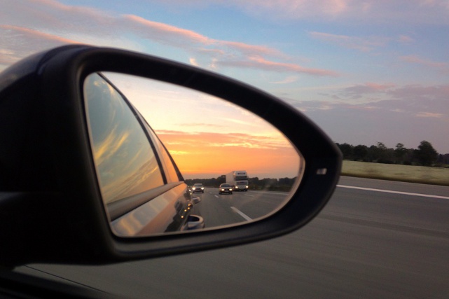 ángulo muerto en el retrovisor del coche
