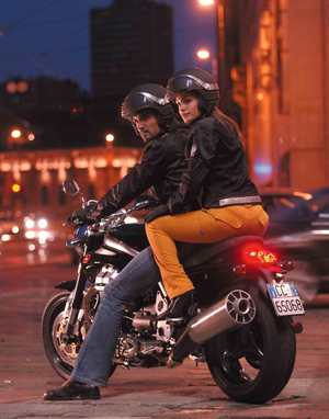 Cómo conducir una moto con pasajero