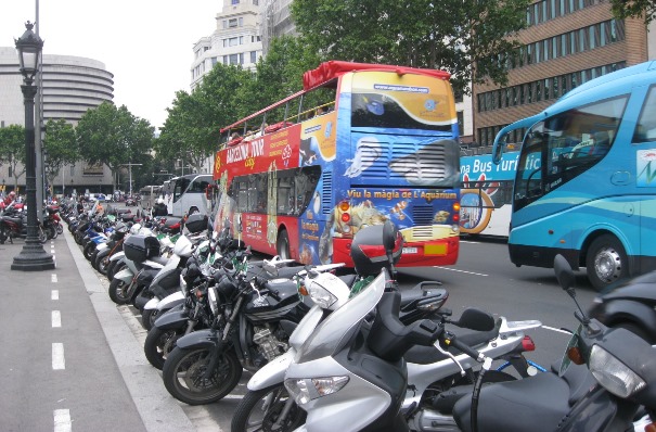 Imagen de una calle con motos aparcadas