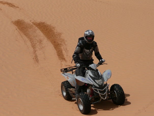 Cromar Moto o Quad. Hombre conduciendo un quad en el desierto