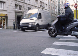 Cruces peligrosos para moto y peatones