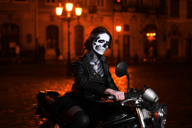 Halloween motero. Motera con disfraz terrorífico