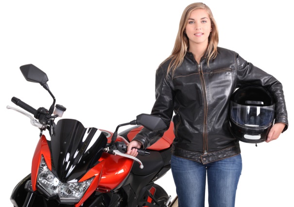 Chica joven de pelo rubio y largo vestida de chaqueta negra de cuero sosteniendo un casco integral de moto