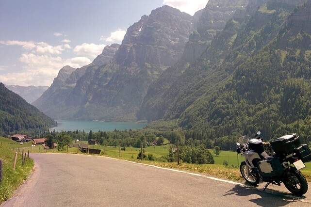 Moto con maleta de gran capacidad estacionada