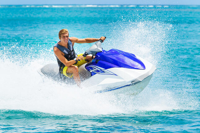 Motos de agua. Hombre navegando en el mar con su moto de agua. (Fotolia)