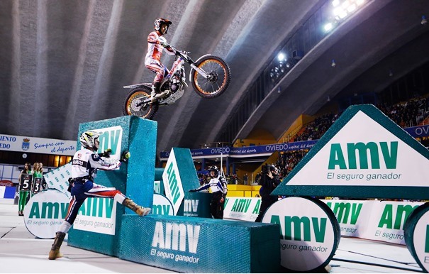 Moto superando obstáculos trial