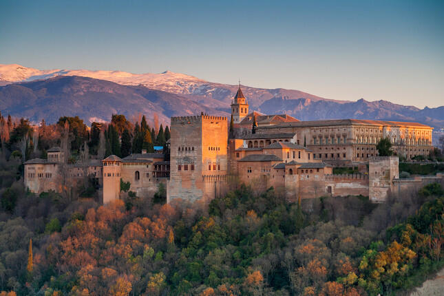 Turismo Granada en moto. Vista panorámica de la Alhambra. (Fotolia).