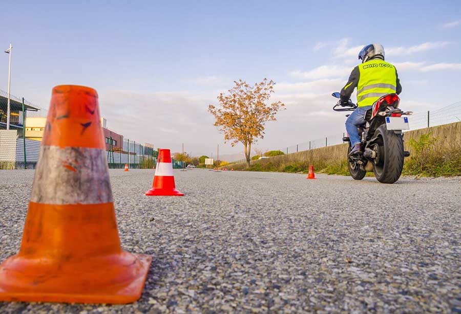 Carnet A2 de moto, ¿qué hace falta para sacarlo?