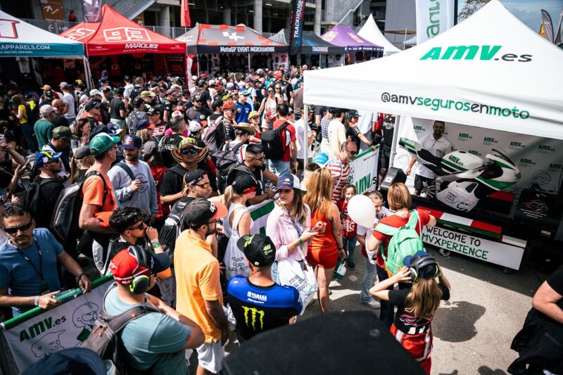 Aficionados esperando para probar el simulador en el camion AMV
