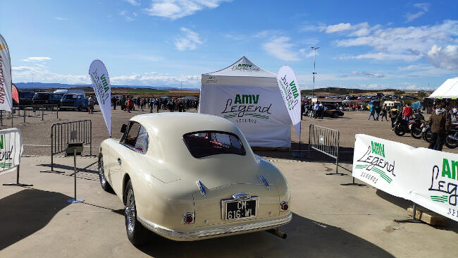 exposición de un Aston Martin DB2 y carpa AMV Legend