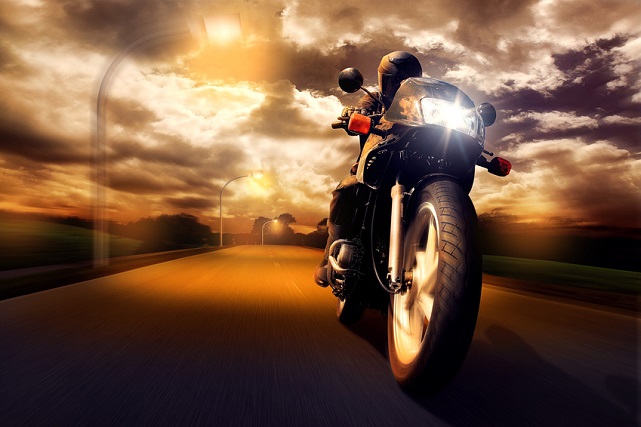 moto con las luces de cruce encendidas