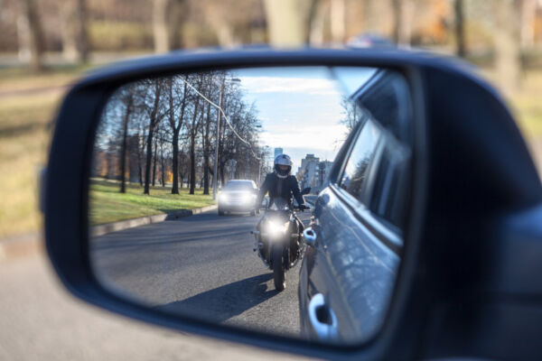 adelantar en moto por la derecha