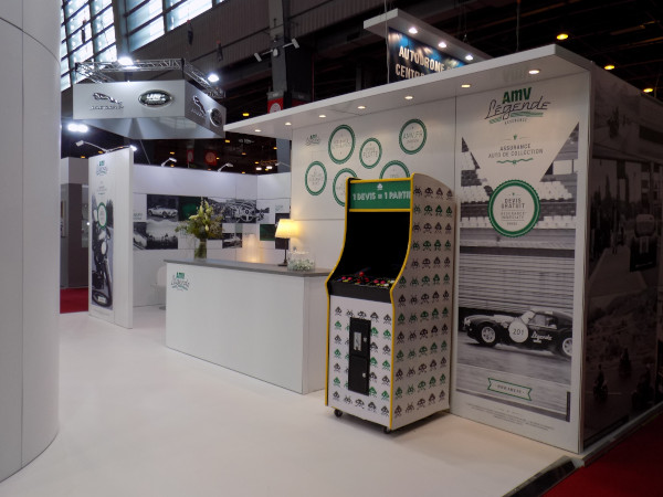 máquina arcade en el stand AMV Leyend en Retromobile