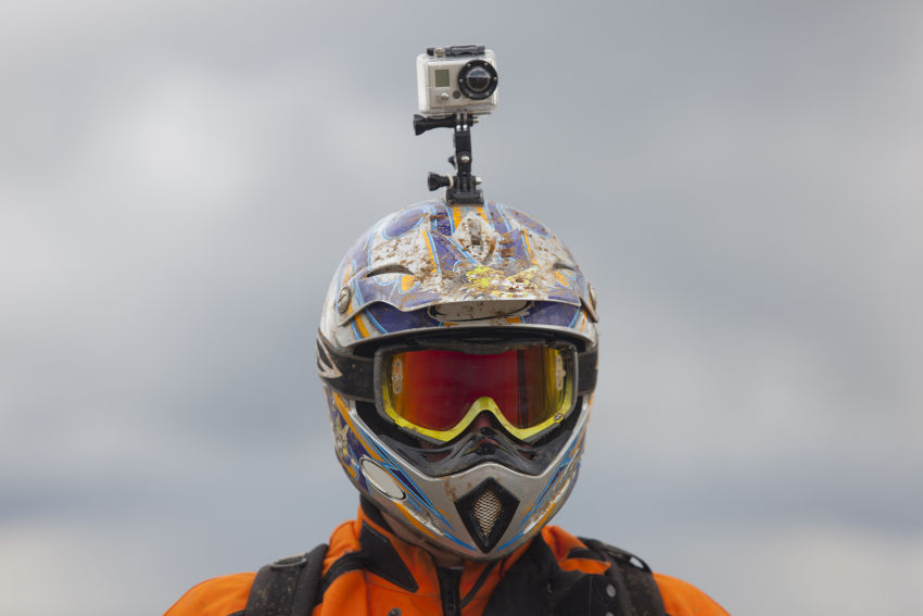 Es legal llevar una cámara en el casco?