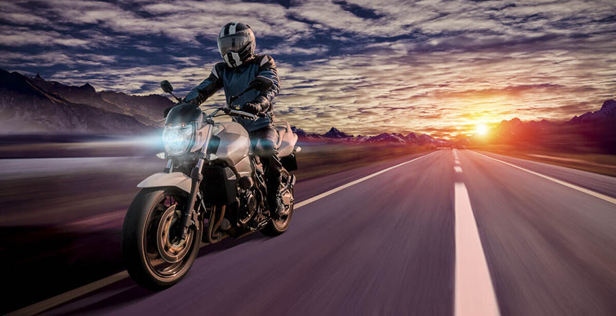 Conducir una moto de noche