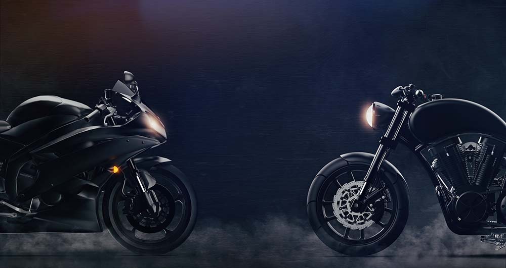 dos tipos de motos enfrentadas con luces encendidas