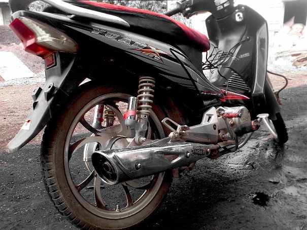 ¿Cómo deben ser los tubos de escape de una moto?
