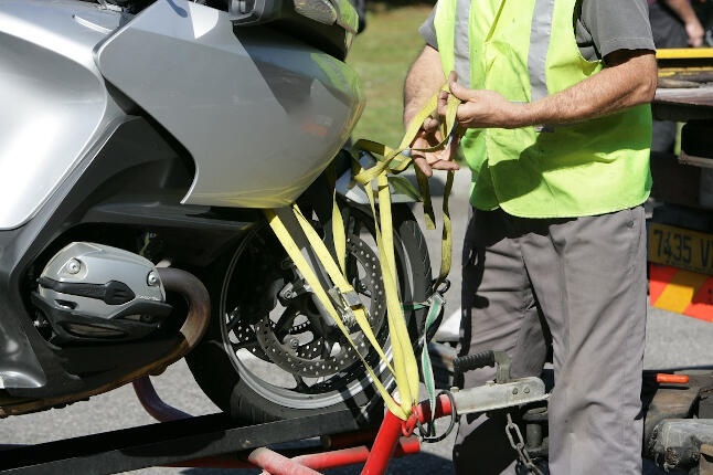 Cómo transportar una moto con seguridad