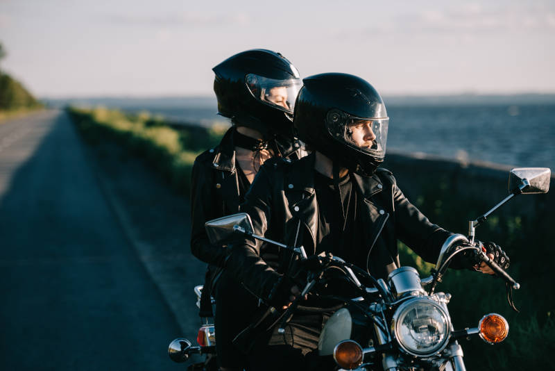 Pareja en moto parados en el arcén
