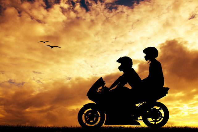 Consejos AMV para viajar de paquete en moto