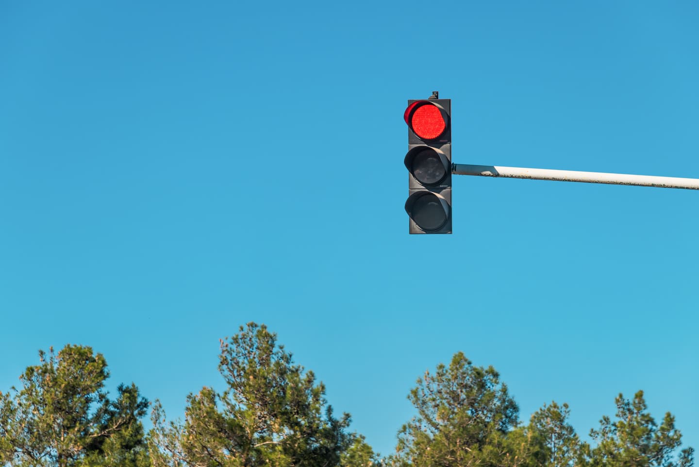 ¿Cuál es la multa por saltarse un semáforo en rojo?