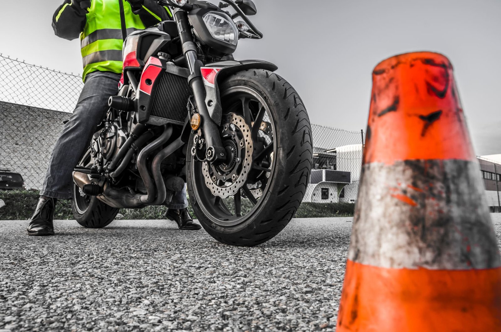 un motorista con un chaleco reflectante realiza un curso de moto