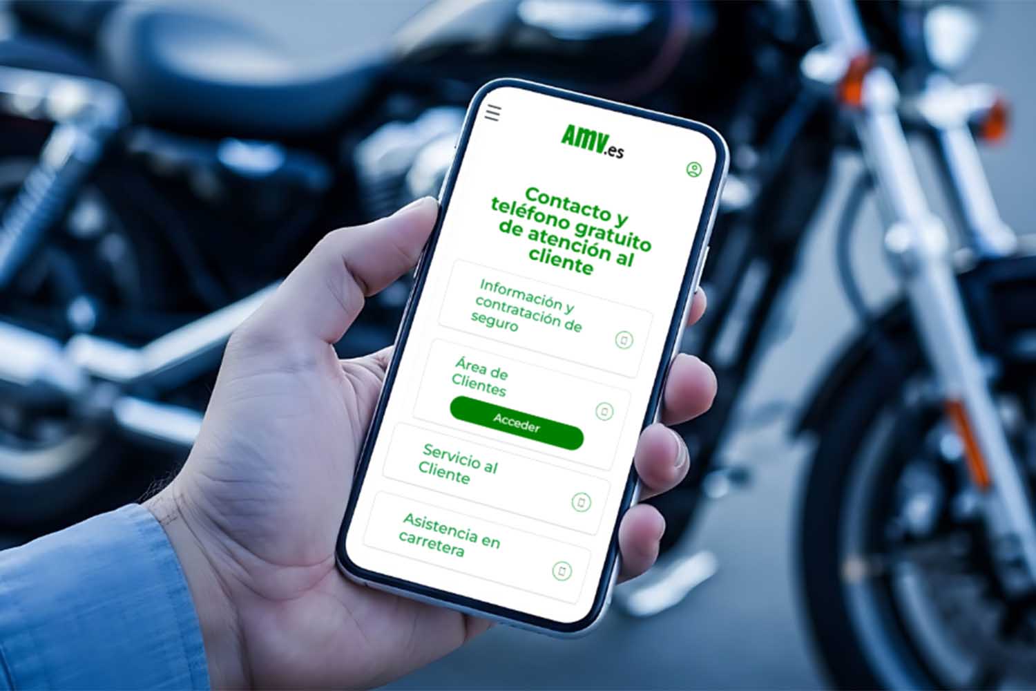 un motorista mira el contacto y teléfono gratuito de atención al cliente de AMV en su smartphone