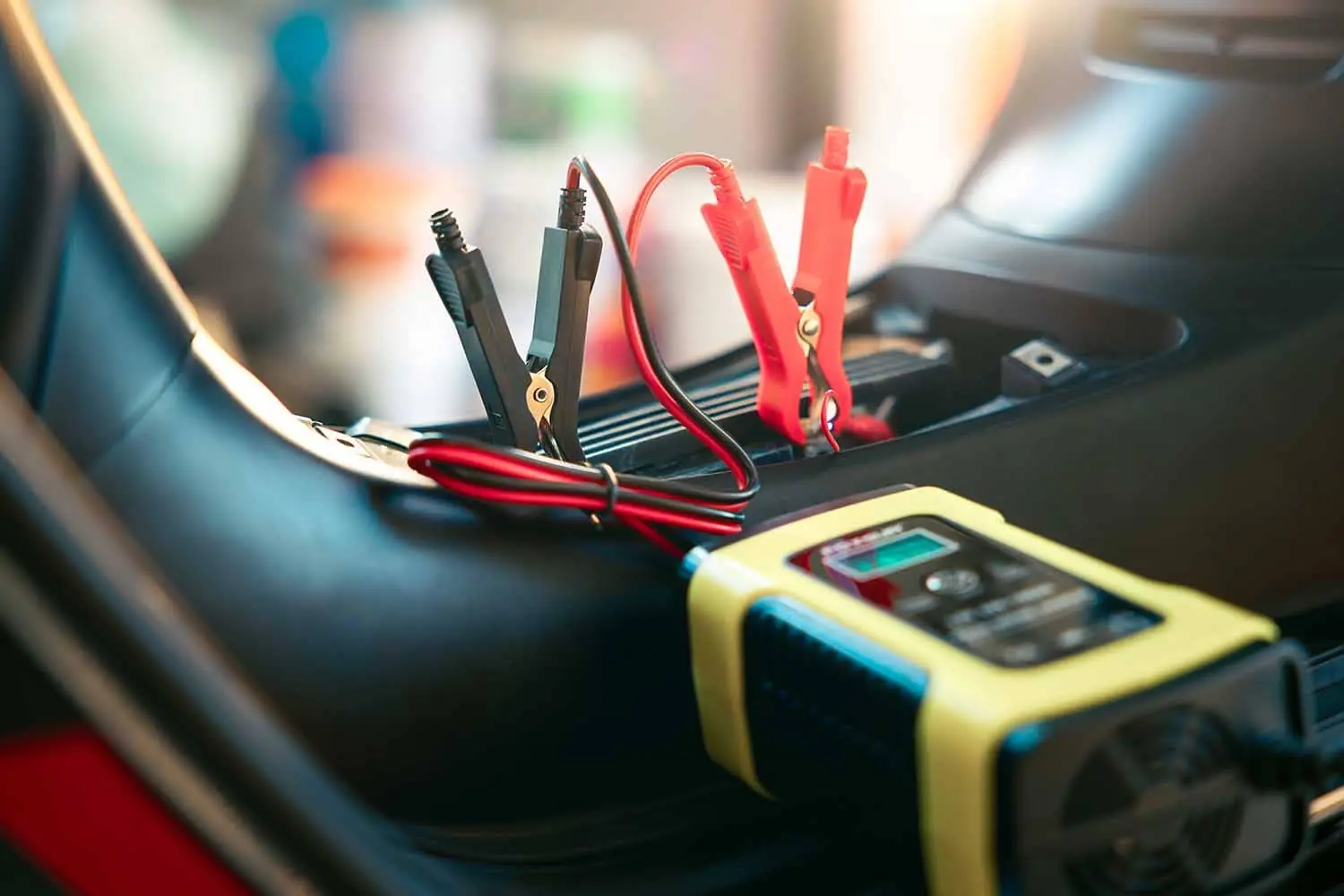 ¿Cómo puedes arrancar una moto sin batería?