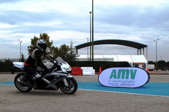 Moto en el circuito (istockphoto)