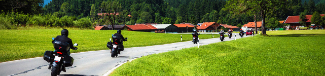 Circular en moto en grupo (Fotolia)