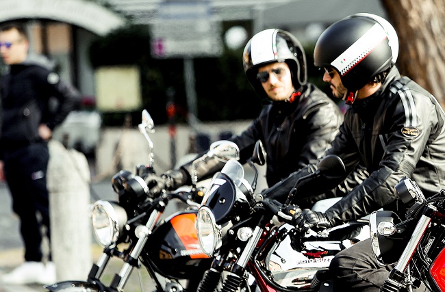 Conducción segura en moto por ciudad con AMV Seguros