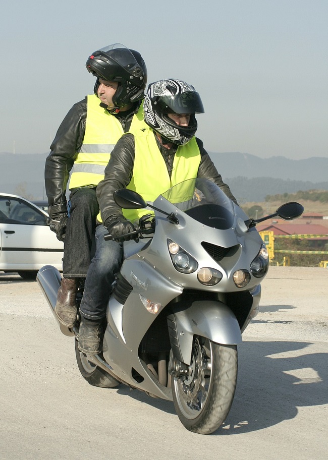 Dos motoristas con chaleco. 