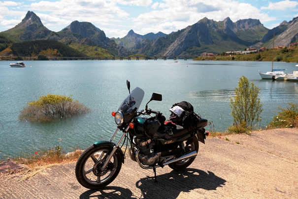 Moto aparcada frente a un bonito paisaje.