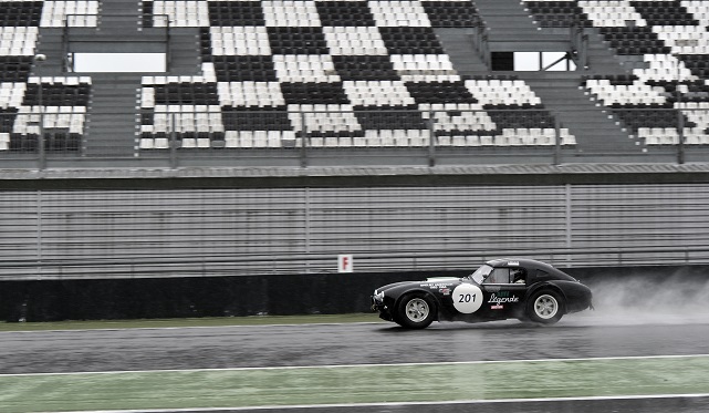 Coche en circuito mojado