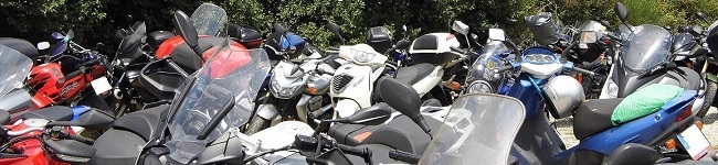 Motos aparcadas.